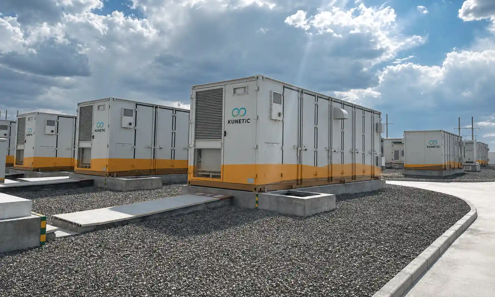 Multi-container KUNETIC battery energy storage installation