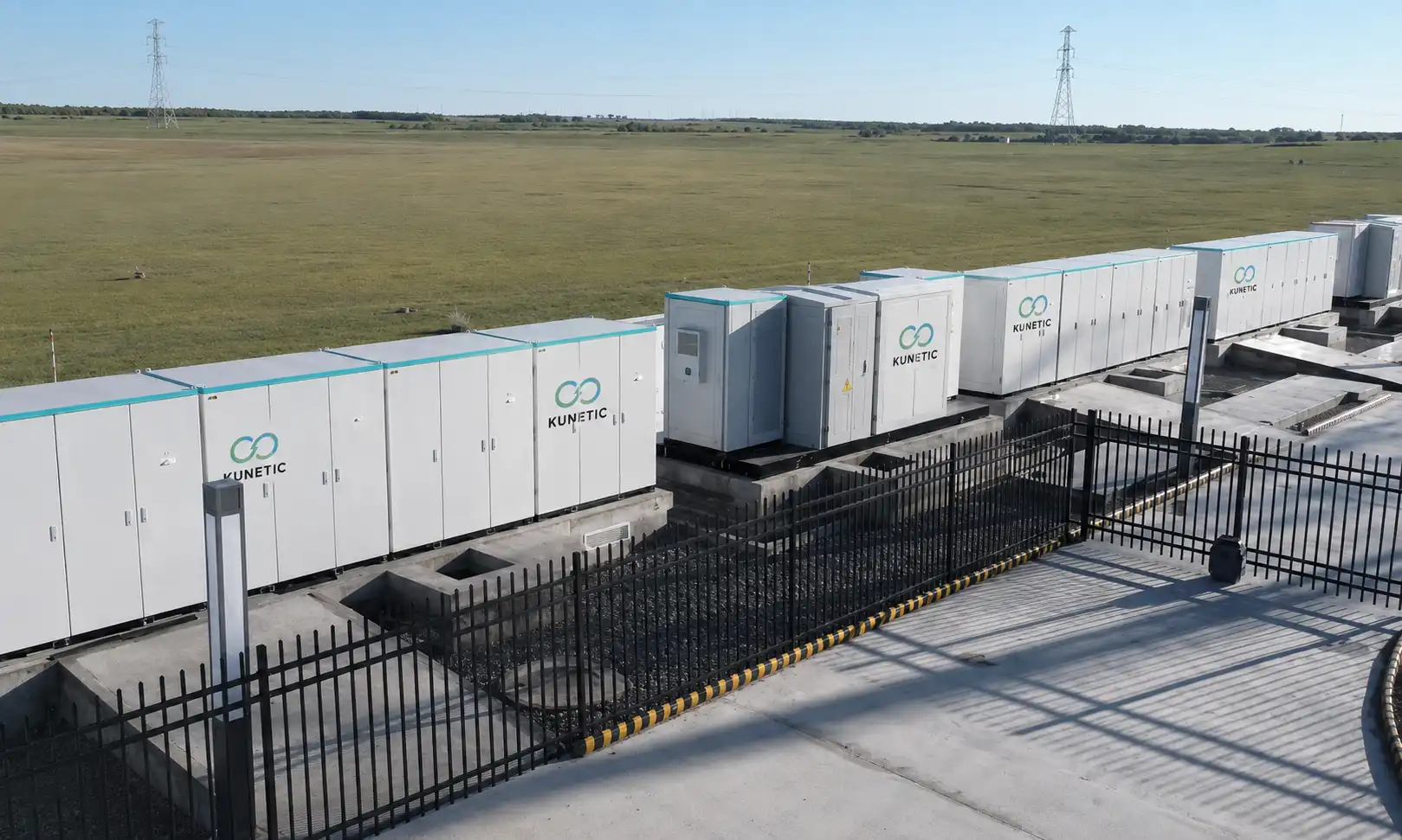 Outdoor KUNETIC energy storage cabinet array