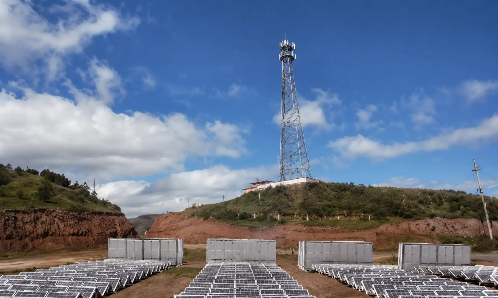 Remote telecom tower powered by a solar hybrid system
